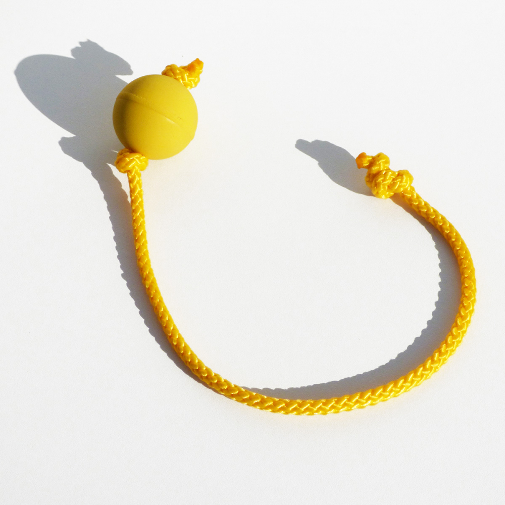 Žlutý Dogballs míček se žlutým lanem - 4 cm