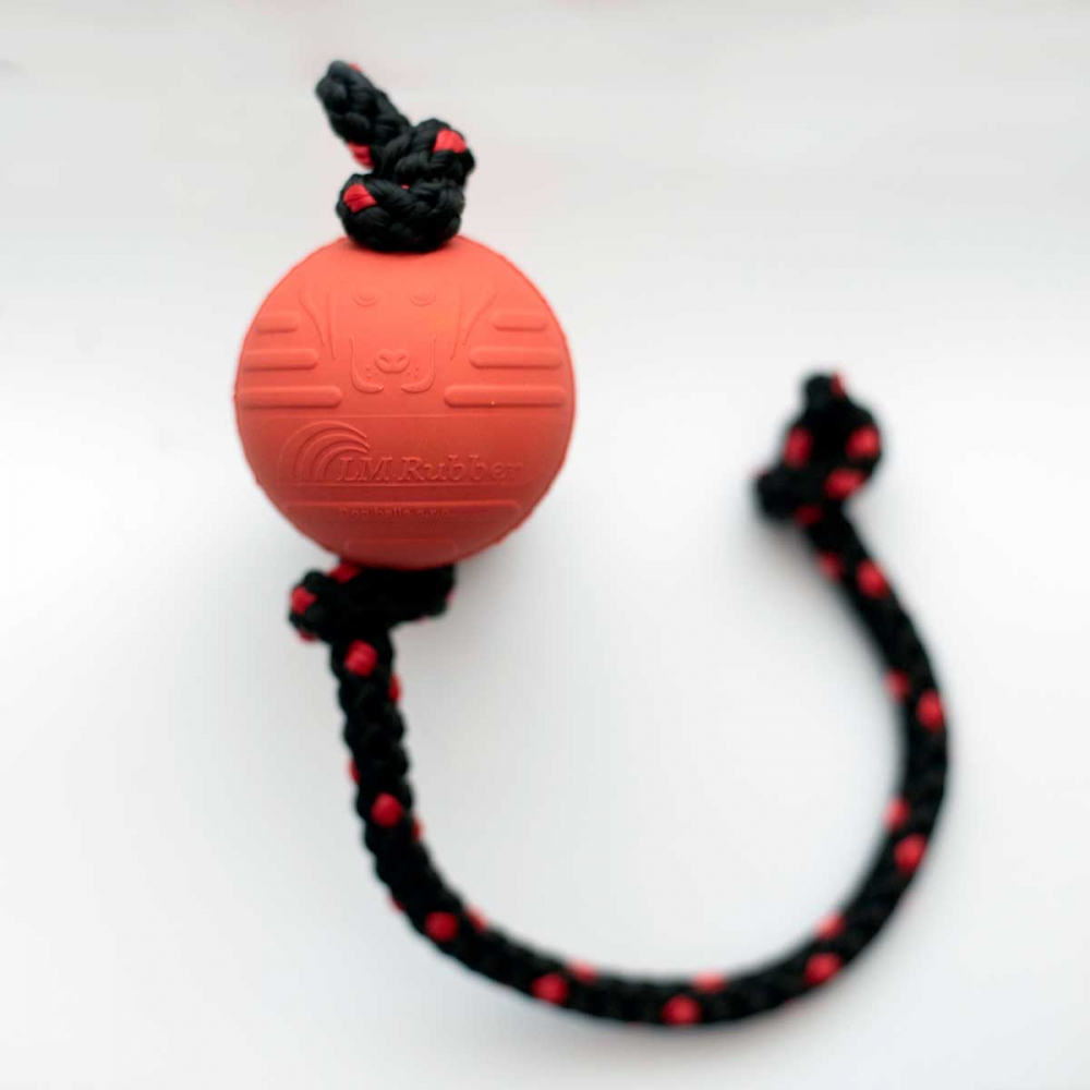 Červený kaučukový míček s lanem, průměr 6cm