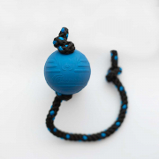 Modrý kaučukový míček s lanem, průměr 6cm