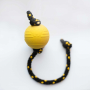 Žlutý kaučukový míček s lanem, průměr 6cm